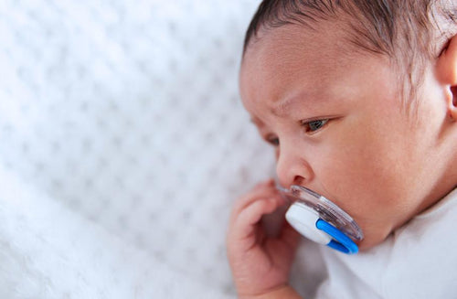 Ein Trick, um Ihrem Baby den Schnuller beizubringen