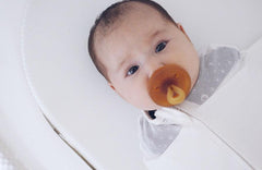 Warum mögen Babys Schnuller und Nuckeln?
