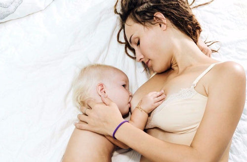 Ihr Baby die ganze Nacht stillen lassen: Ist das in Ordnung?